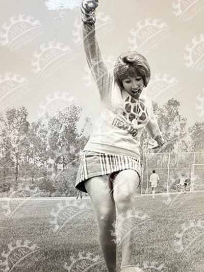 México, 20 de junio de 1970 - Edecán pateando la pelota México